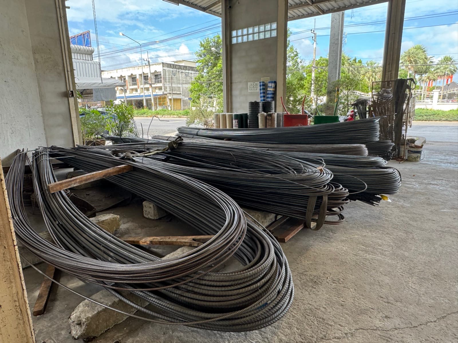 เหล็กเส้นม้วนและตะแกรงหน้าร้าน TCR Steel พนัสนิคม