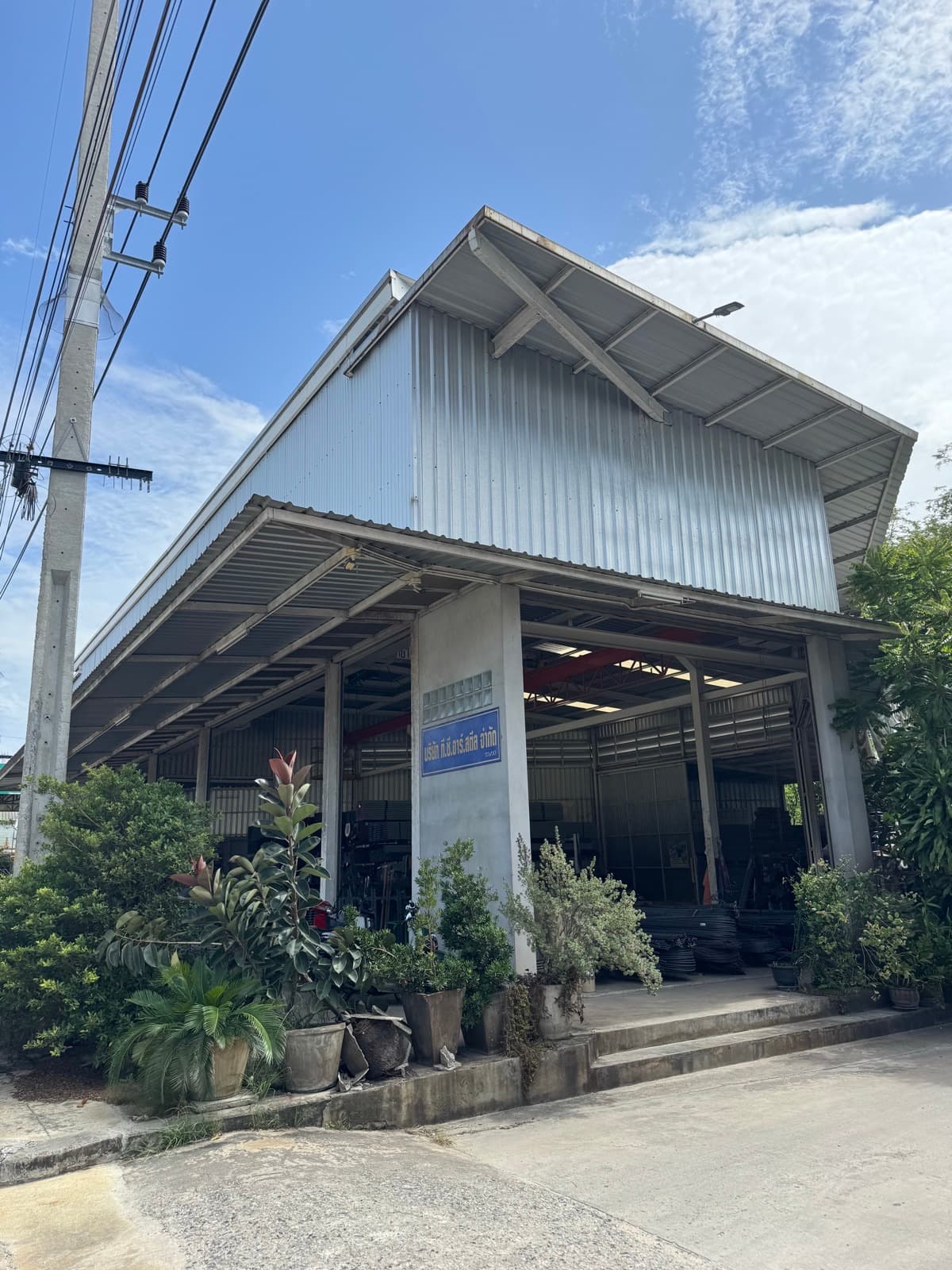 หน้าร้าน TCR Steel ริมถนน อำเภอพนัสนิคม จังหวัดชลบุรี