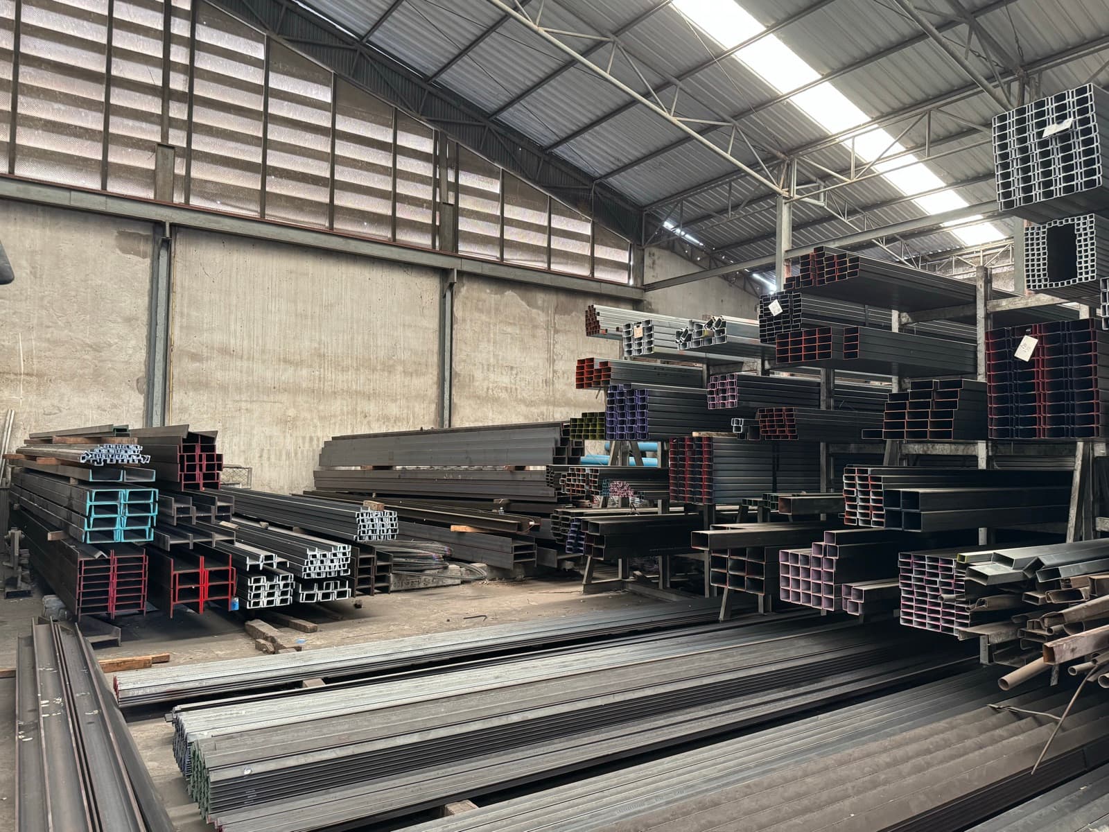 คลังเหล็ก TCR Steel พนัสนิคม ชลบุรี ชั้นวางเหล็กกล่องและเหล็กรูปพรรณ