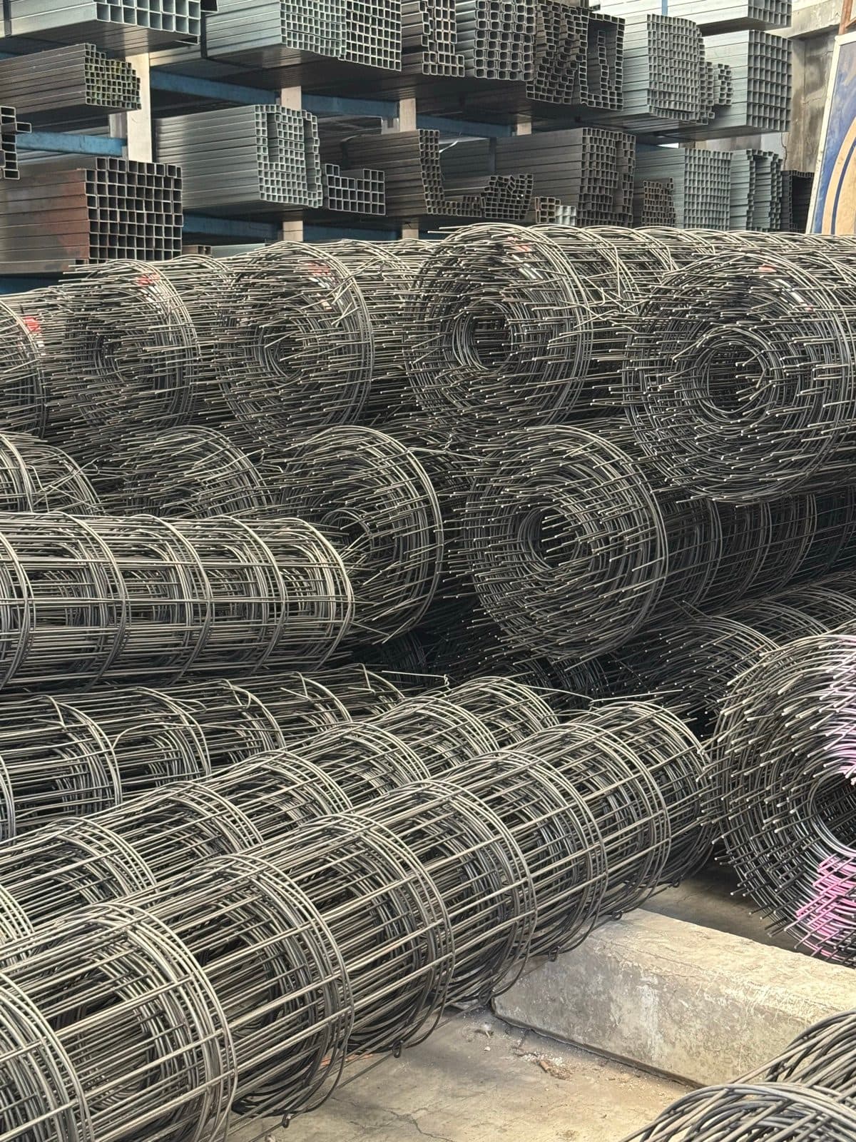 ตะแกรงไวร์เมชและเหล็กกล่องในสต๊อก TCR Steel